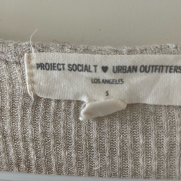 Creme coloured knit cropped top - Picture 2 of 3